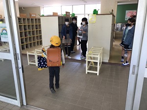 1年生へのお手伝いの様子