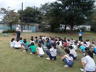 写真：校庭に避難2