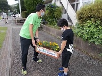 写真：プランター移動の様子1