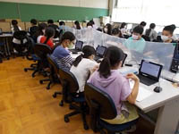 写真：パソコンをする生徒3