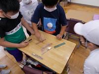 写真：定規で遊ぶ生徒2