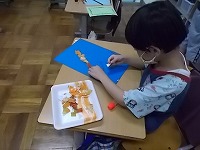 写真：パネル作成の様子2