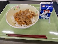 写真：配膳された給食