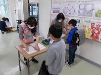 写真：体温・体調チェックの様子