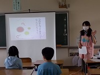 写真：保健の先生によるプレゼンテーションの様子