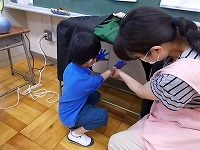 写真：手洗い指導の様子