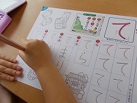 写真：ひらがなの練習の様子