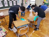 写真：教員による消毒の様子