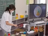 写真：図工の授業の様子1