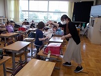 写真：支援物資提供の様子3