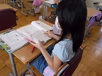 写真：国語辞典を使う児童