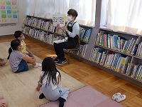 写真：図書館支援員の説明を聞く様子