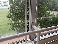 写真：細く開けた窓