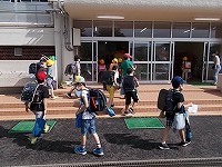 写真：登校する児童