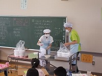 写真：配食する教員