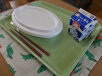 写真：お弁当形式の給食