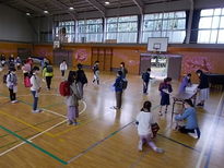 写真：課題受け渡しの様子3