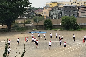 校庭シャトルランの様子