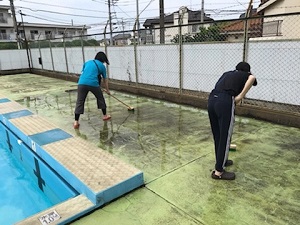プール清掃の様子2