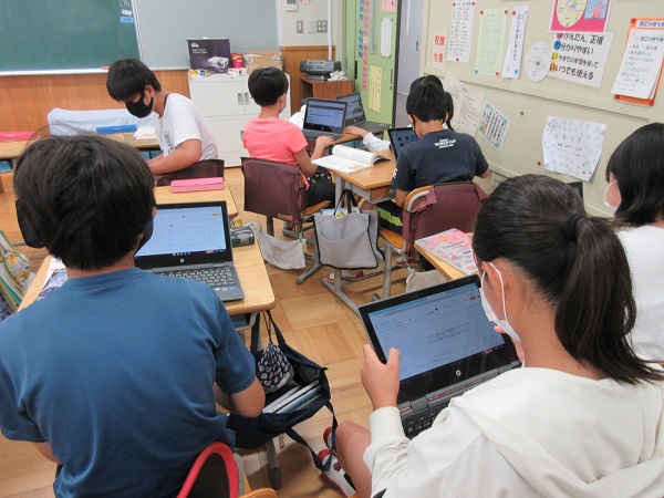 タブレットを使う様子