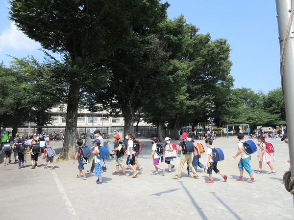 校庭を並んで移動している写真
