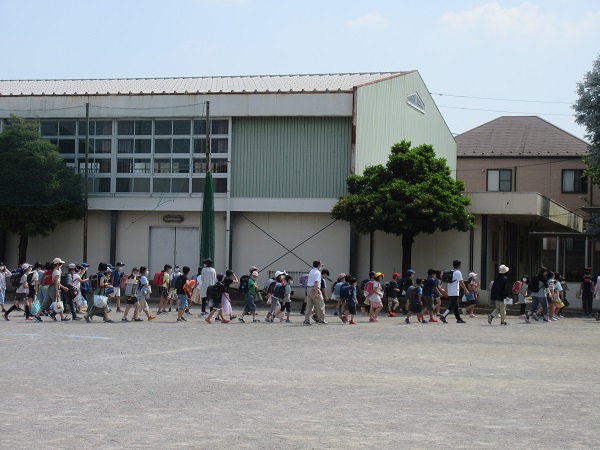 体育館前を並んで歩いている写真