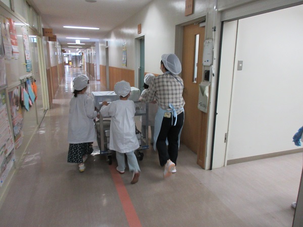 1年生がワゴンを運ぶ写真