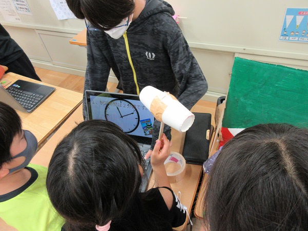 タブレットを使う様子