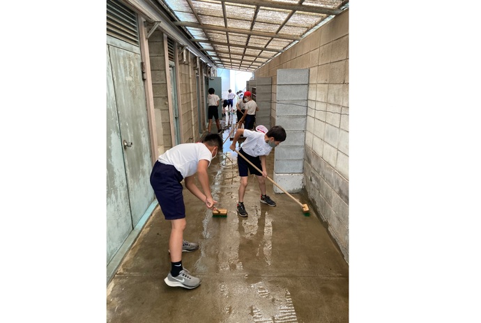 プール清掃の子供たちの様子