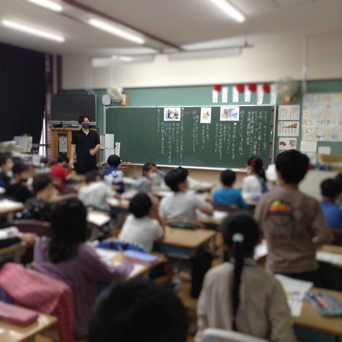 2組「雨のバス停留所で」