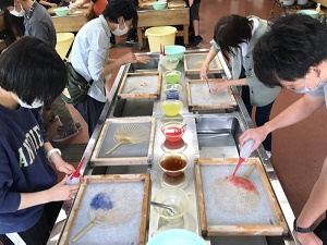 和紙体験の様子