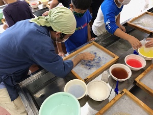 和紙体験の様子2