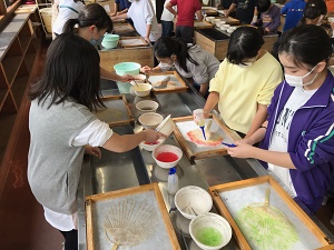 和紙体験の様子