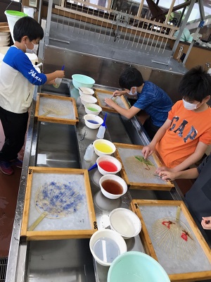 和紙体験の様子2