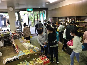 おみやげ購入の様子