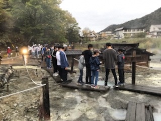 源泉見学の様子1