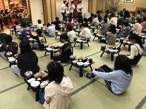 修学旅行夕食の様子
