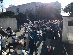 遠足出発の様子