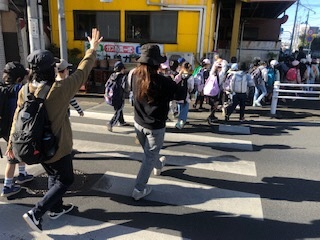 遠足の歩行の様子