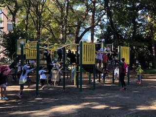 遊具で遊ぶ様子1