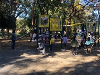 遊具で遊ぶ様子2