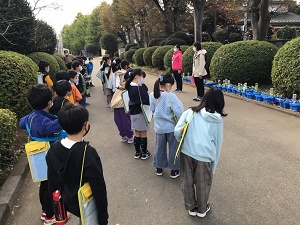 3年見学出発の様子