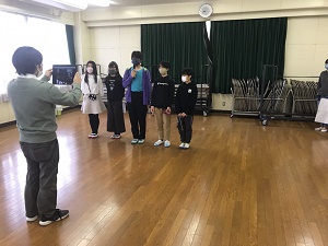 集会委員会クイズの様子1