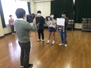 集会委員会クイズの様子2