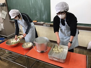 給食配膳の様子
