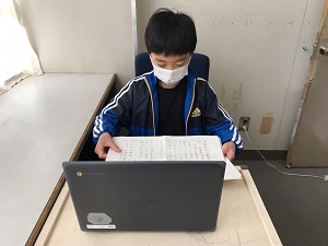 読書感想文の朗読の様子