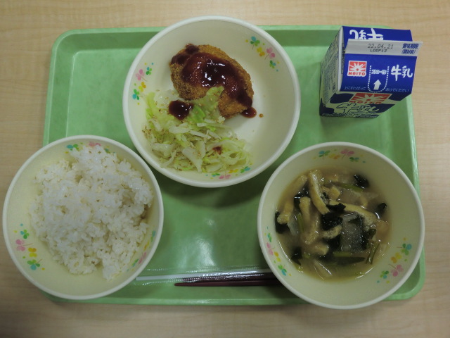 【今日の献立】牛乳、ごはん、味噌汁、コロッケ、ボイルキャベツ