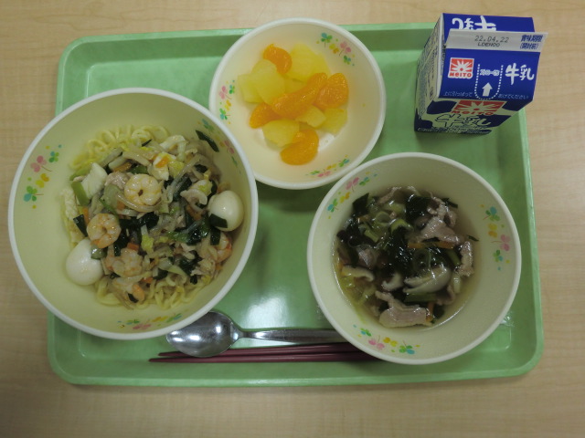 【今日の献立】牛乳、あんかけ焼きそば、春雨スープ、ミックスフルーツ