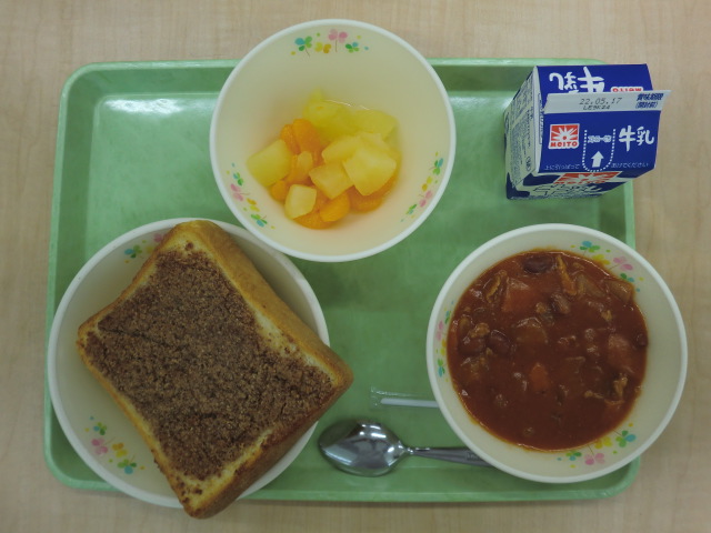【今日の献立】牛乳、アーモンドトースト、チリコンカン、ミックスフルーツ