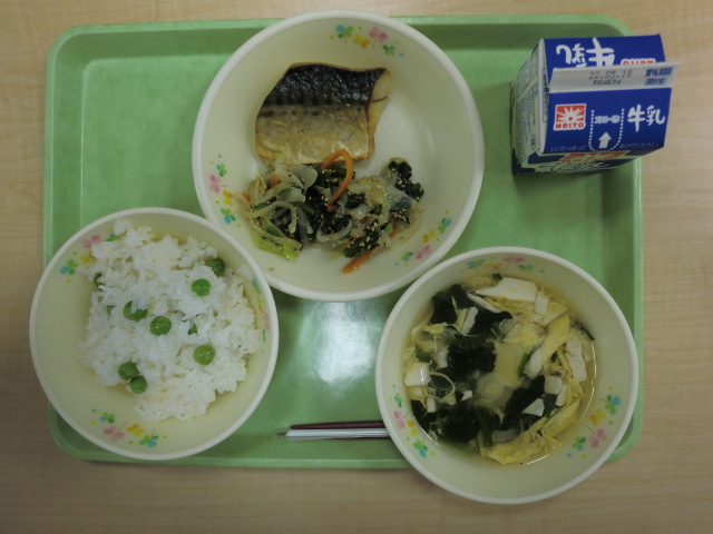 【今日の献立】牛乳、グリンピースご飯、かきたま汁、さばの文化干し、茹で野菜のごまだれがけ